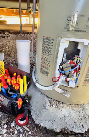 https://maddingtonhotwater.com.au/uploads/2025/06/electric-hot-water-system-49471.jpg