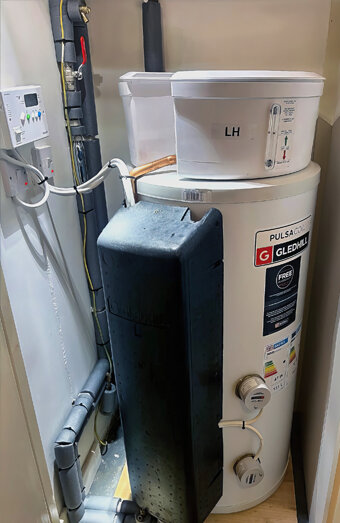 https://maddingtonhotwater.com.au/uploads/2025/06/electric-hot-water-system-70649.jpg