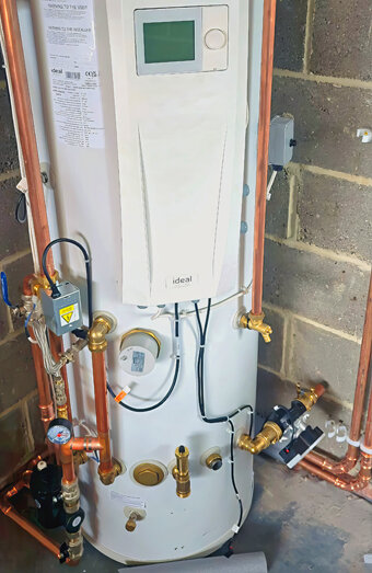 https://maddingtonhotwater.com.au/uploads/2025/06/gas-hot-water-system-13675.jpg