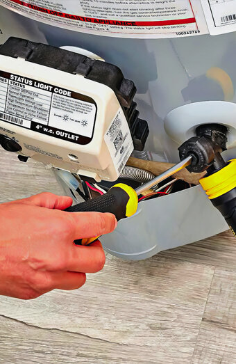 https://maddingtonhotwater.com.au/uploads/2025/06/hot-water-servicing-70528.jpg